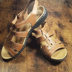 Like New Clarks Bendables 8W Velcro closure Tan Comfy Sandals